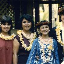 Group potrait of Vince and Patricia Whiting with family in Hawaii